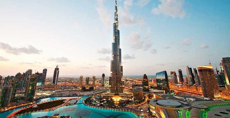 برج خلیفه یا برج دبی آسمان‌خراشی در شهر دبی امارات متحدهٔ عربی است که همچون نگینی در سراسر دبی می درخشد